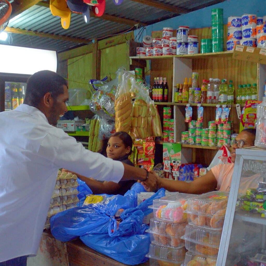 Mano a mano en el sector Anamuya Manuel Alejandro Castillo Diputado.mp4.00_00_32_00.Imagen fija017